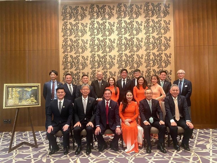 Ban lãnh đạo Tập đoàn Sumitomo Forestry và Kim Oanh Group cùng chụp hình lưu niệm.