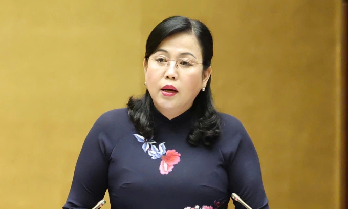 Bà Nguyễn Thanh Hải, Chủ nhiệm Ủy ban Khoa học, Công nghệ và Môi trường trình bày báo cáo thẩm tra. Ảnh: Hoàng Phong