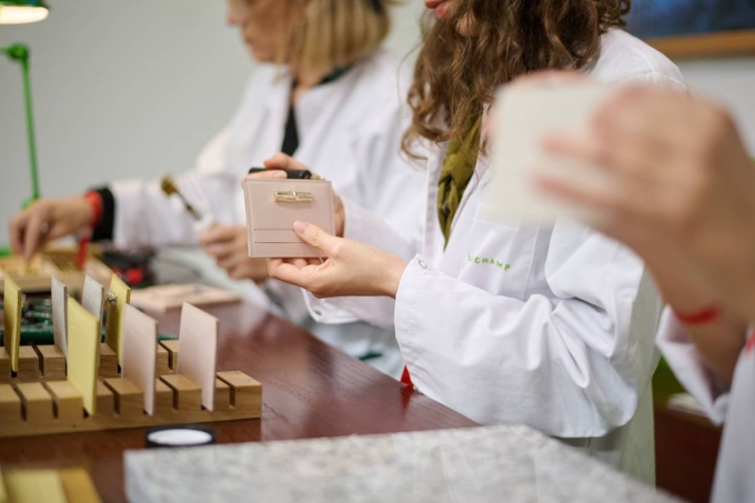 Những món đồ tinh xảo được chăm chút bởi đôi bàn tay tài hoa của các nghệ nhân. Ảnh: Tam Sơn