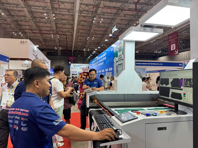 Ùn ùn xếp hàng xem triển lãm dệt may quốc tế tại TP.HCM- Ảnh 3.