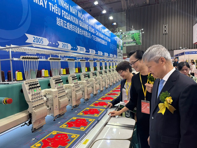 Ùn ùn xếp hàng xem triển lãm dệt may quốc tế tại TP.HCM- Ảnh 2.