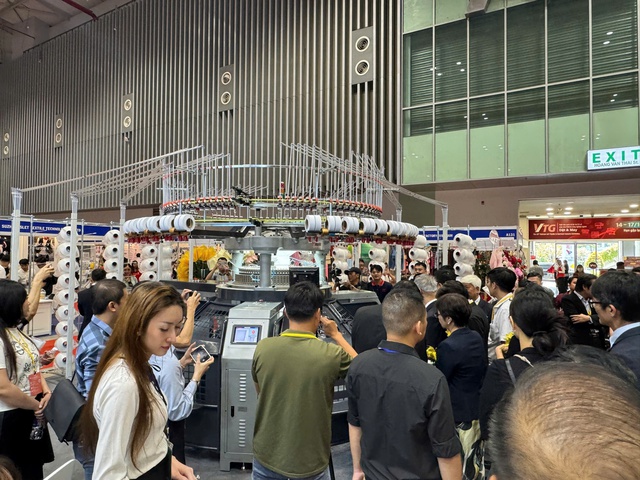 Ùn ùn xếp hàng xem triển lãm dệt may quốc tế tại TP.HCM- Ảnh 5.