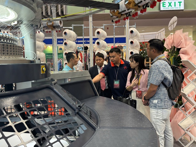 Ùn ùn xếp hàng xem triển lãm dệt may quốc tế tại TP.HCM- Ảnh 4.