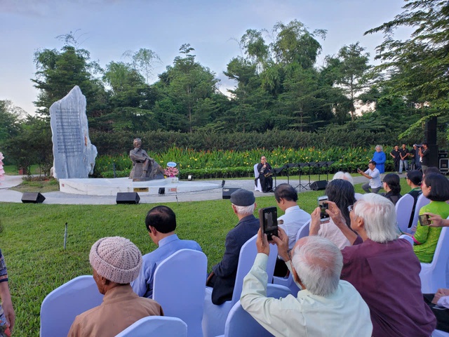 Dựng bia Nối vòng tay lớn tại công viên Trịnh Công Sơn ở Huế- Ảnh 2.