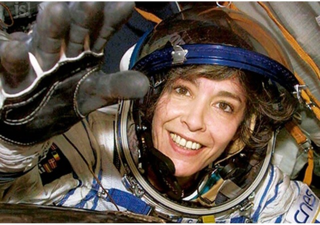Nữ phi hành gia Pháp đầu tiên bay vào vũ trụ nói về văn hóa đọc- Ảnh 2.
