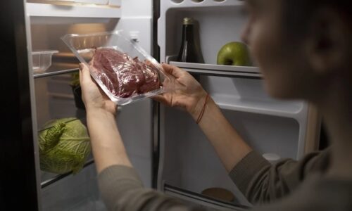 7 loại thực phẩm trong tủ lạnh cần loại bỏ ngay để bảo vệ sức khỏe gia đình bạn