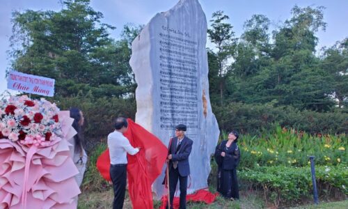 Dựng bia Nối vòng tay lớn tại công viên Trịnh Công Sơn ở Huế