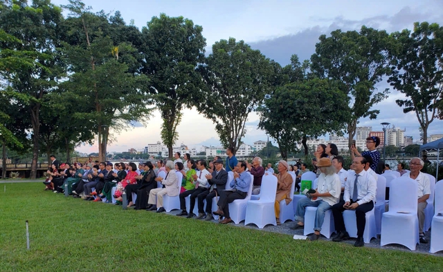 Dựng bia Nối vòng tay lớn tại công viên Trịnh Công Sơn ở Huế- Ảnh 4.