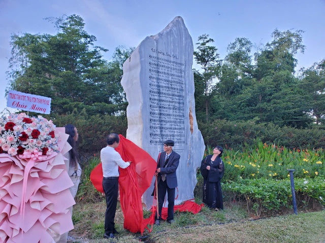 Dựng bia Nối vòng tay lớn tại công viên Trịnh Công Sơn ở Huế- Ảnh 1.