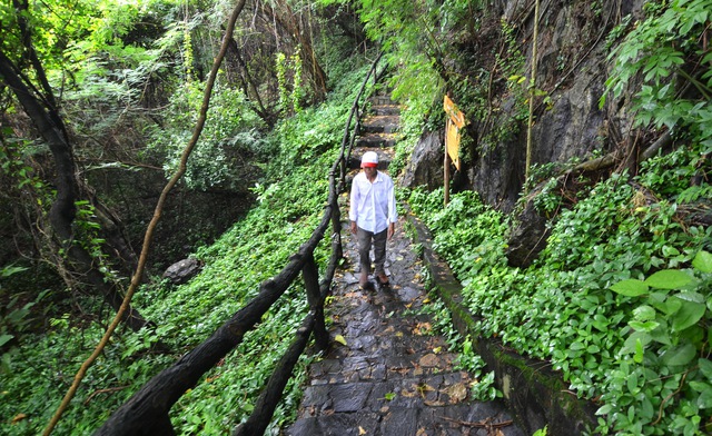 Hà Tiên thập cảnh: Cheo leo núi Đá Dựng- Ảnh 1.