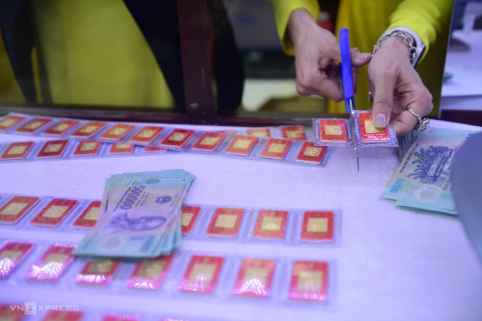 Vàng miếng được bán tại chi nhánh của SJC ở TP HCM. Ảnh: Quỳnh Trần