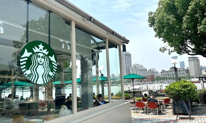 Một cửa hàng Starbucks nhìn ra sông Hoàng Phố, Thượng Hải vào tháng 5/2025. Ảnh: Phiên An