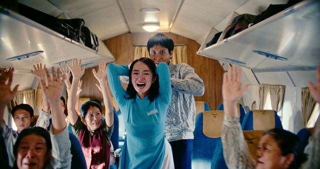 'Tử chiến trên không' dẫn đầu phòng vé, 'Mưa đỏ' sắp đạt 700 tỉ đồng- Ảnh 1.