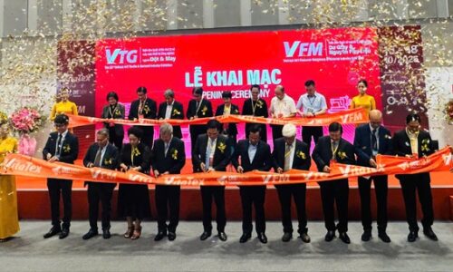 Ùn ùn xếp hàng xem triển lãm dệt may quốc tế tại TP.HCM