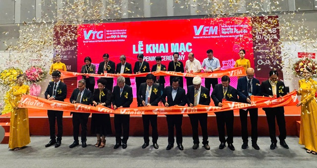 Ùn ùn xếp hàng xem triển lãm dệt may quốc tế tại TP.HCM- Ảnh 1.