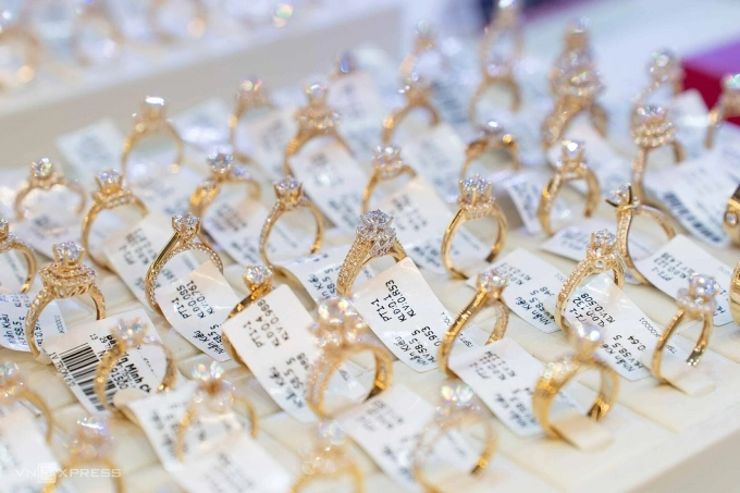Vàng trang sức trưng bày tại cửa hàng. Ảnh: Hoàng Giang
