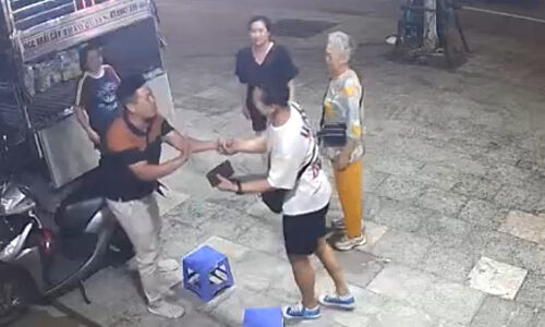 Người đàn ông giúp du khách Hàn Quốc tìm mẹ