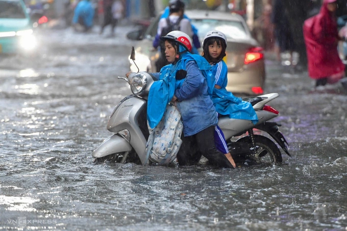 Mưa lớn kéo dài khoảng 1 giờ đồng hồ gây ngập trên đường Quốc Hương, TP HCM ngày 8/10. Ảnh: Thanh Tùng