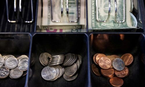 Các hãng bán lẻ Mỹ gặp khó vì thiếu xu 1 cent