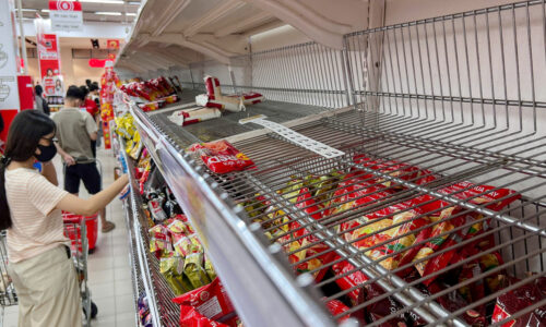 Người dân đổ xô tích trữ lương thực trước bão Kalmaegi