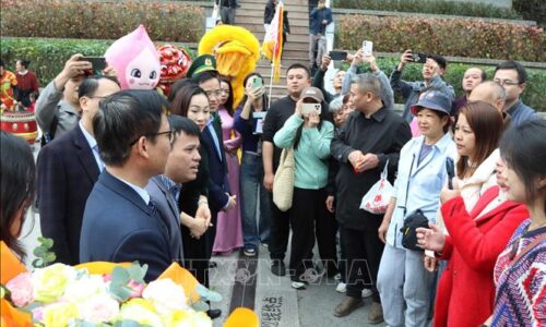 Khách quốc tế phấn khởi bắt đầu hành trình khám phá các địa danh ở Việt Nam