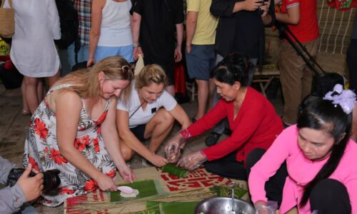 Du khách quốc tế thích thú trải nghiệm Tết ở miền Tây