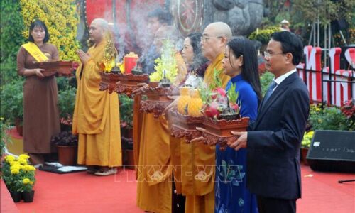 Hàng nghìn du khách tham dự Lễ khai hội chùa Bái Đính