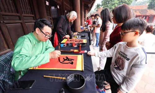Tục xin chữ, cho chữ đầu Xuân: Lan tỏa tinh thần ‘Quốc học’ trong đời sống hôm nay