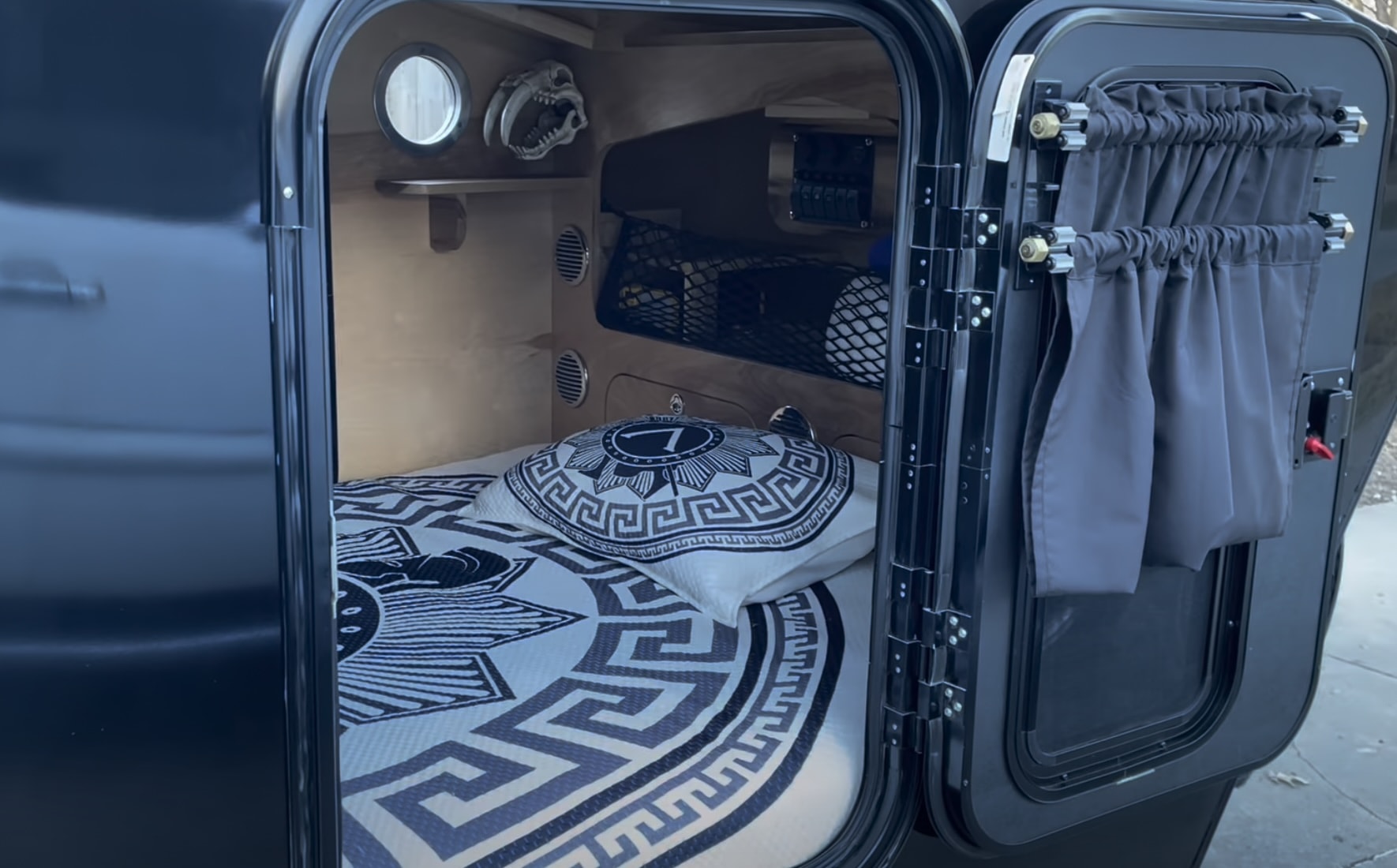 Nhà di động 'dị' trông như xe tăng, nhỏ nhẹ mà vẫn đủ tiện ích - Ảnh 8.