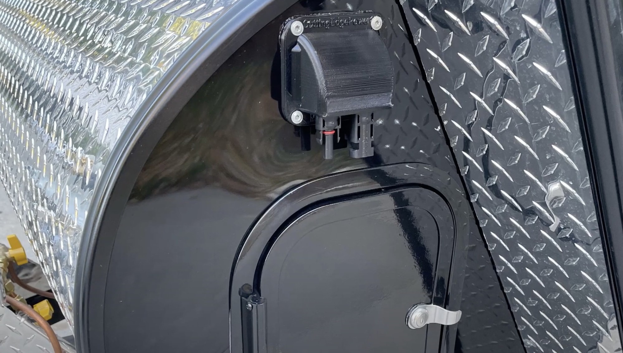 Nhà di động 'dị' trông như xe tăng, nhỏ nhẹ mà vẫn đủ tiện ích - Ảnh 10.