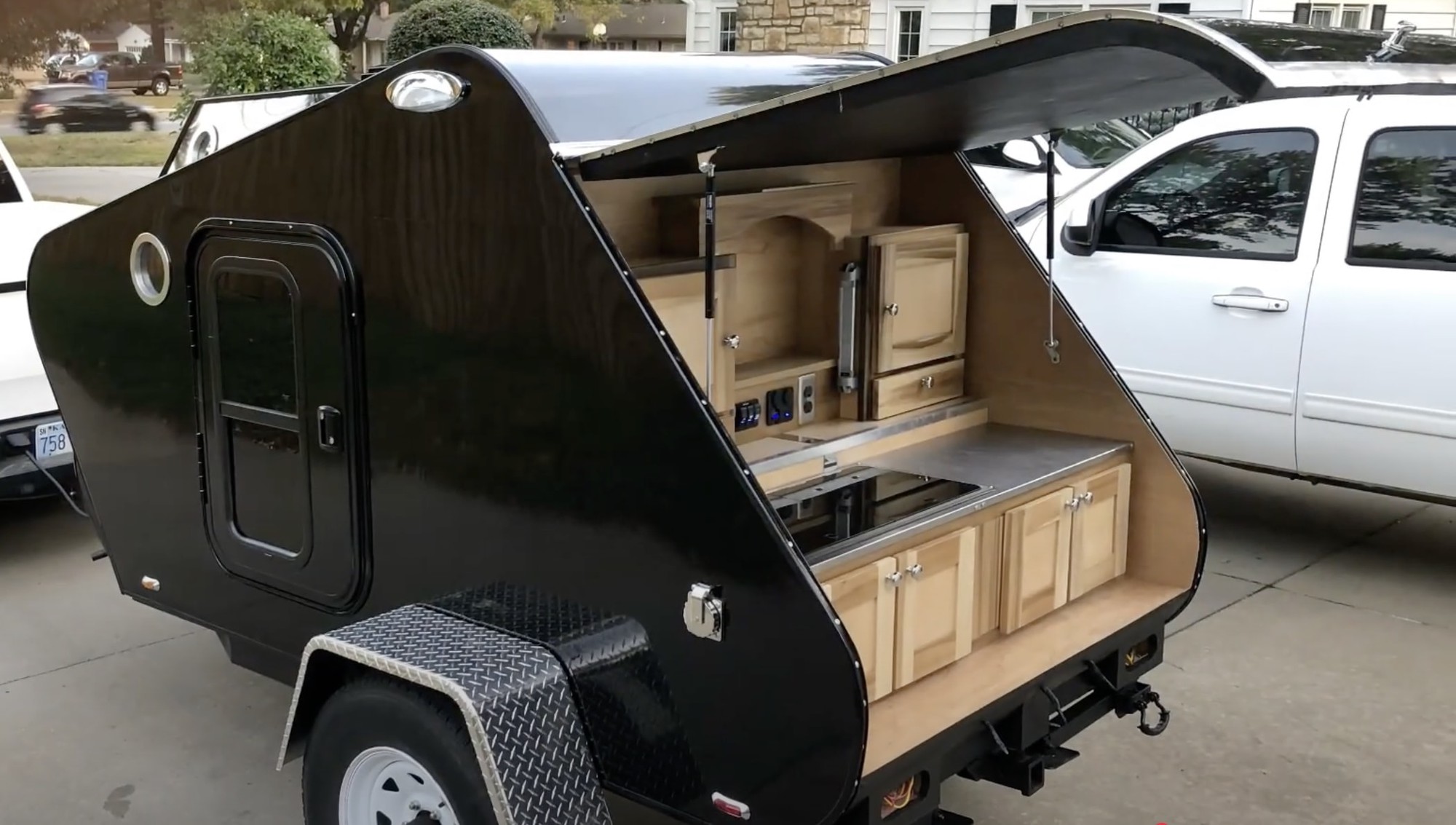 Nhà di động 'dị' trông như xe tăng, nhỏ nhẹ mà vẫn đủ tiện ích - Ảnh 5.