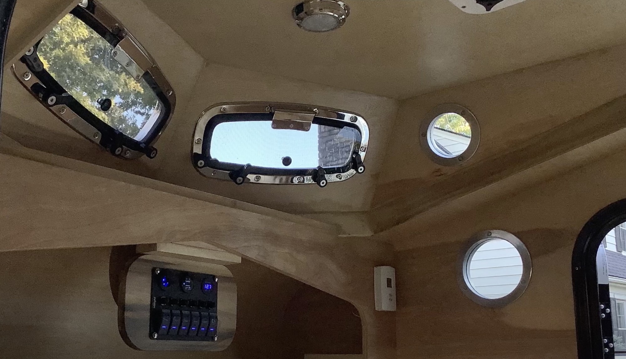 Nhà di động 'dị' trông như xe tăng, nhỏ nhẹ mà vẫn đủ tiện ích - Ảnh 4.