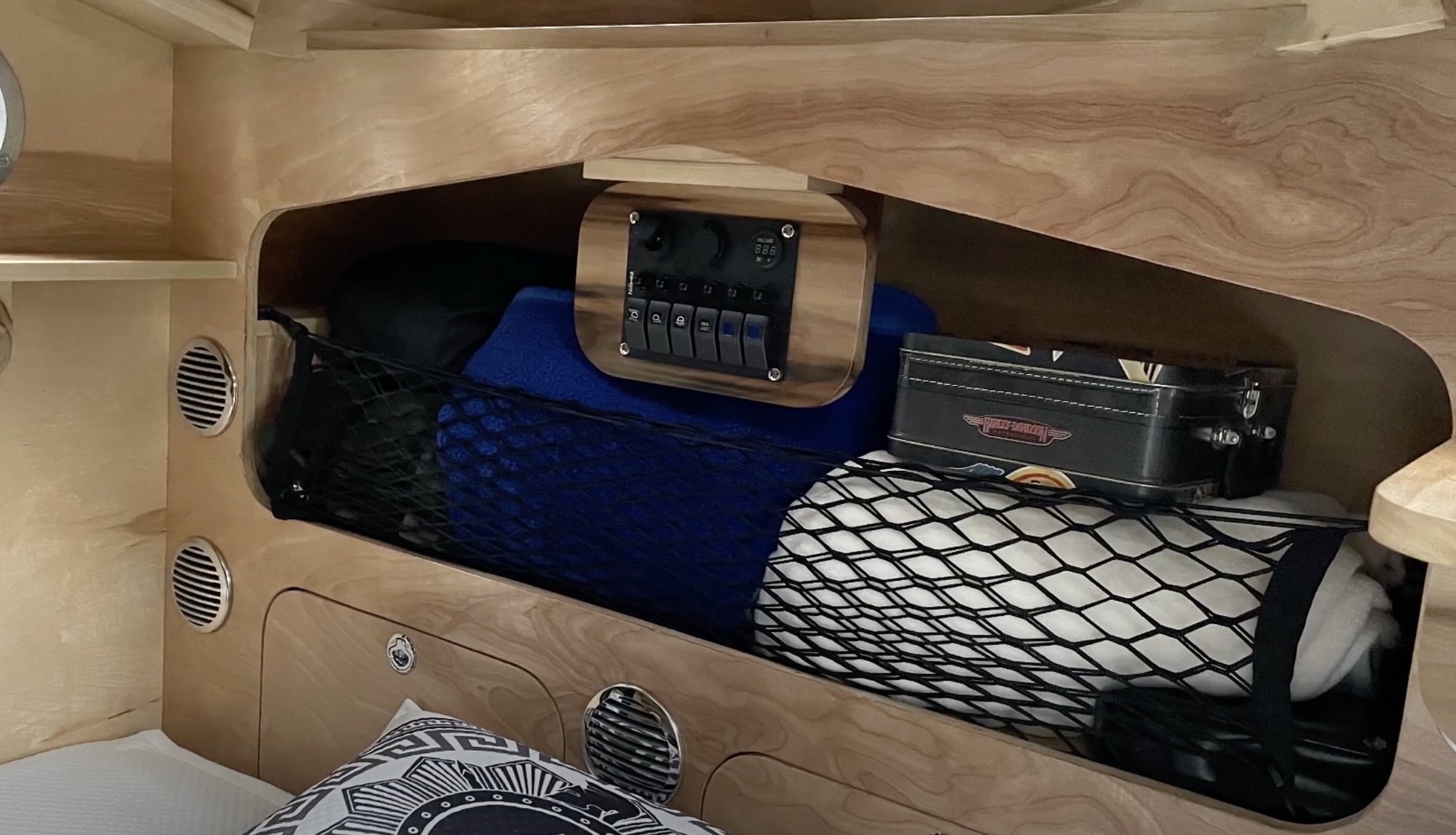 Nhà di động 'dị' trông như xe tăng, nhỏ nhẹ mà vẫn đủ tiện ích - Ảnh 9.