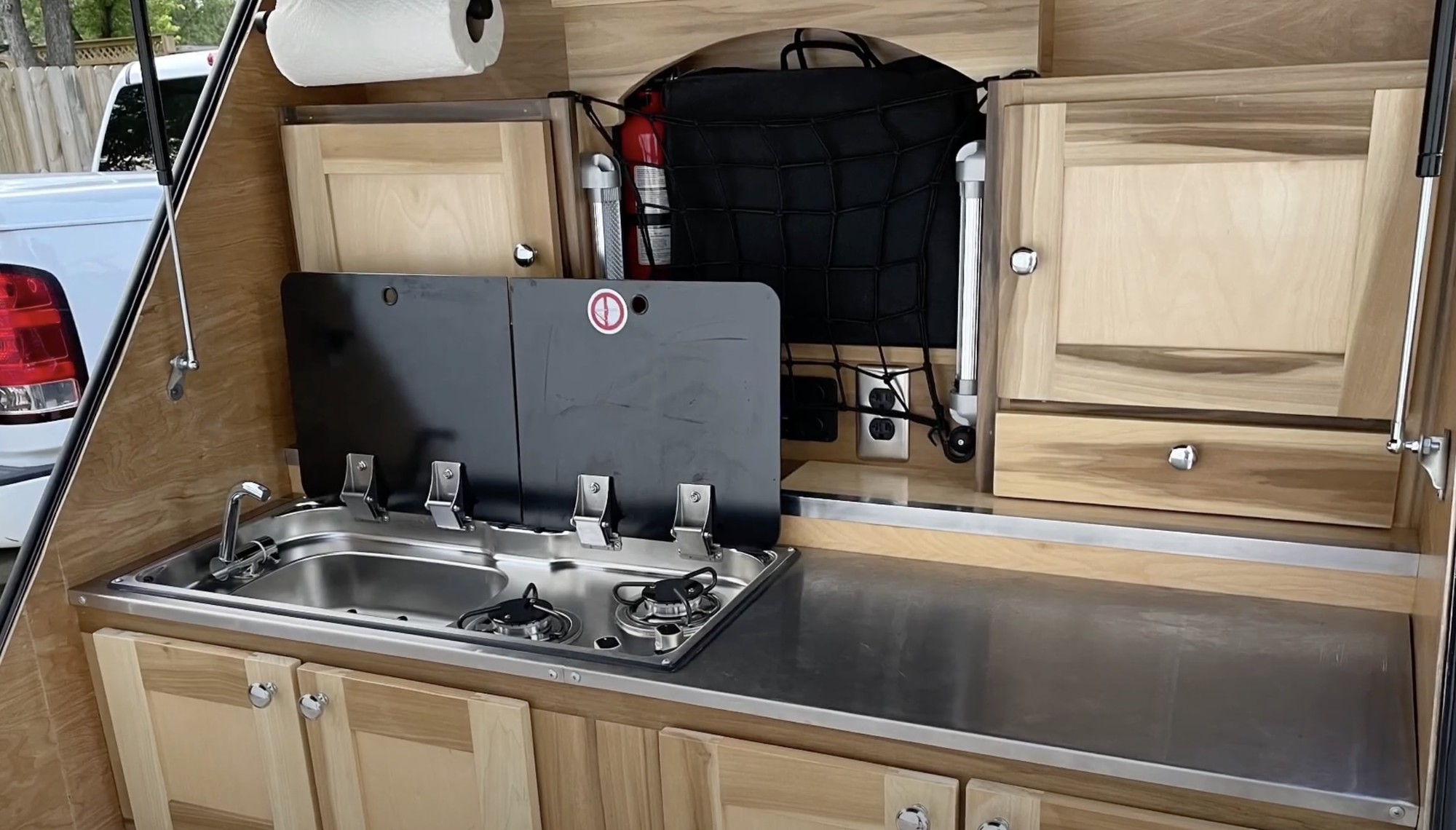 Nhà di động 'dị' trông như xe tăng, nhỏ nhẹ mà vẫn đủ tiện ích - Ảnh 7.