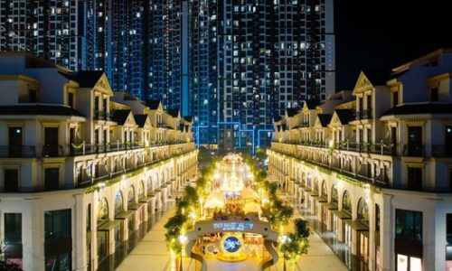 Hàng ngàn du khách hòa mình vào không khí Giáng Sinh tại Malibu Walk | Dự án | Tài Chính