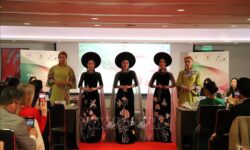 Hành trình đưa Áo dài Việt Nam đến với sân khấu thời trang toàn cầu