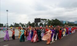 Hơn 500 hội viên phụ nữ đồng diễn, diễu hành áo dài