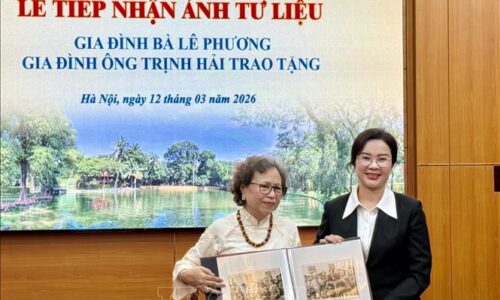 Tiếp nhận nhiều bức ảnh tư liệu quý về Chủ tịch Hồ Chí Minh