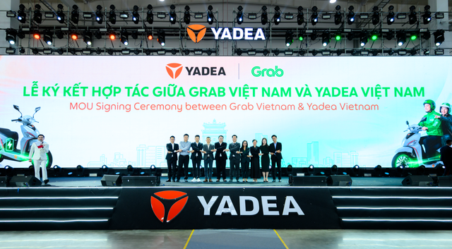 Grab Việt Nam hợp tác Yadea Việt Nam hỗ trợ tài xế chuyển đổi xe máy điện - Ảnh 1.
